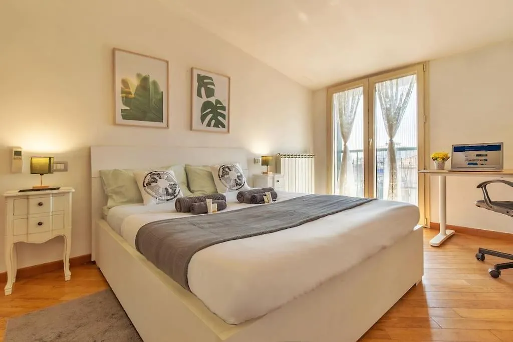 Unique & Strategic Flat, 50M From M4 Station contacts
